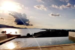 Samui Sunset Deluxe Villa with Beach Access