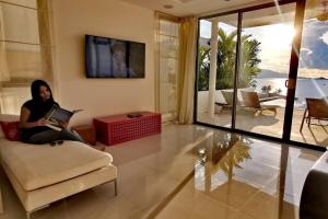 Samui Sunset Deluxe Villa with Beach Access