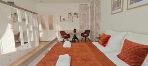 Classic 2-Bedroom Apartment, Bright, Quiet & Views