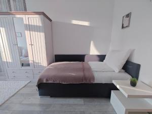 Classic 2-Bedroom Apartment, Bright, Quiet & Views