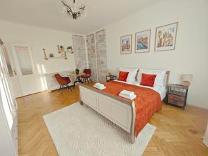 Classic 2-Bedroom Apartment, Bright, Quiet & Views