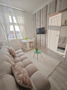 Classic 2-Bedroom Apartment, Bright, Quiet & Views