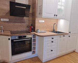 Classic 2-Bedroom Apartment, Bright, Quiet & Views