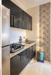 Bright 2-Bedroom Flat with Balcony & Parking