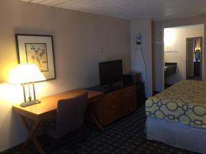 King Room - Mobility Access/Non-Smoking room in Baymont by Wyndham Knoxville I-75