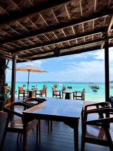Sea To Moon Lipe