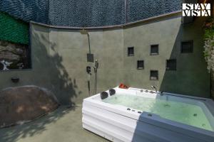 StayVistas Shambhala Bodhi - Pawna - 3BHK Villa with Karaoke & Jacuzzi