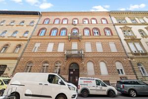 Arched-Window Designer 2BR Walk to the Synagogue