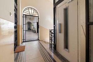Arched-Window Designer 2BR Walk to the Synagogue
