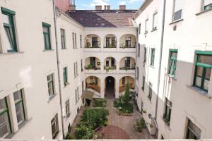 Arched-Window Designer 2BR Walk to the Synagogue