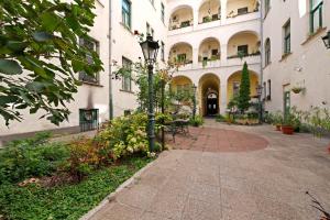 Arched-Window Designer 2BR Walk to the Synagogue