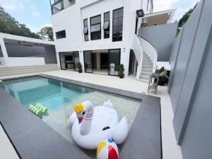 Tagaytay Resort with Swimming Pool - Kolokoys Den