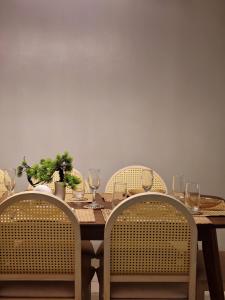 2BR Near Airport, 300m to MOA Arena Free Pool w Balcony