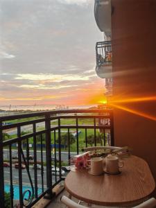 2BR Near Airport, 300m to MOA Arena Free Pool w Balcony