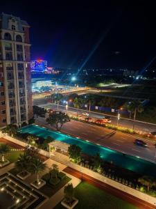 2BR Near Airport, 300m to MOA Arena Free Pool w Balcony