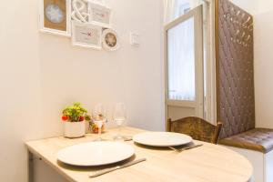 Avas Champagne Studio City Center-Andrash Street King Street