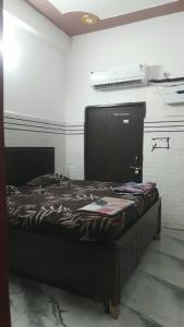 AC Guest house vrindavan Near Premanand maharaj