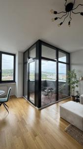 Balcony with views Modern apartment free parking