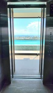 Oceanfront 1BR condo with pool, gym, AC, and balcony