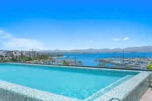 Oceanfront 1BR condo with pool, gym, AC, and balcony