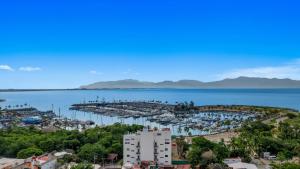 Oceanfront 1BR condo with pool, gym, AC, and balcony