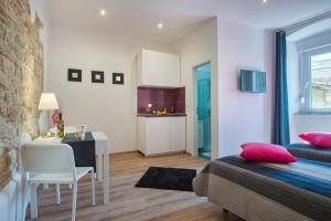 Top Center Rooms & Studio