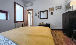 Alessandras Cozy Venice- Quiet Double Room & Private Bathroom with sharing kitchen