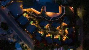 ELIVAAS Signature Forrest Timber Cottage With Private Pool, Sun Deck, Private Living Area & Landscaped Garden with Restaurant