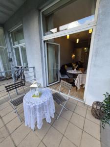 Heart & Home - Terrace, King Bed, Baby Cot