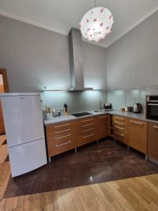 Heart & Home - Terrace, King Bed, Baby Cot