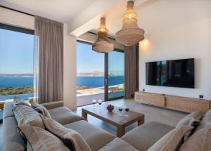 NEW Luxury Sea View Villa w Heated Infinity Pool