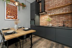 Chmielna Stylish Apartment with Garden and Parking in the center of Gdańsk by Heyrent