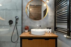 Chmielna Stylish Apartment with Garden and Parking in the center of Gdańsk by Heyrent
