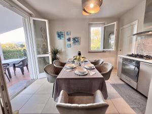 The Artists Villa - Modern Villa with Swimming Pool, Garden , 4 bedrooms and 4 bathrooms - 10 minutes from the city centre