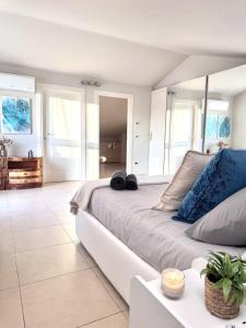 The Artists Villa - Modern Villa with Swimming Pool, Garden , 4 bedrooms and 4 bathrooms - 10 minutes from the city centre