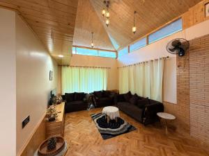 H & A Pasricha House A Cozy Mountain Stay