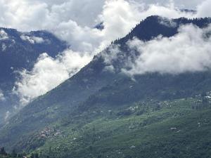 H & A Pasricha House A Cozy Mountain Stay