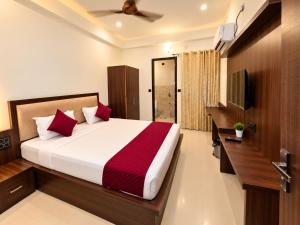 Hotel Narayanaa Near Toran Dwar with Parking