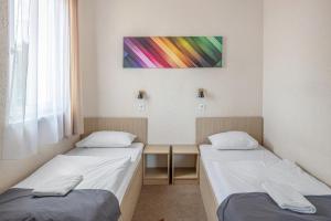 FREE PARKING, FREE BUFFET BREAKFAST, only 15 minutes to City Center
