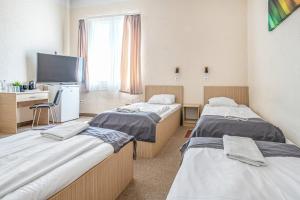 FREE PARKING, FREE BUFFET BREAKFAST, only 15 minutes to City Center