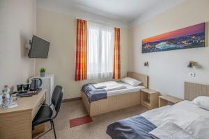 FREE PARKING, FREE BUFFET BREAKFAST, only 15 minutes to City Center