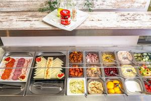 FREE PARKING, FREE BUFFET BREAKFAST, only 15 minutes to City Center