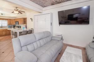 3 Story House 3BR 2BA Rooftop View with Heated Pool