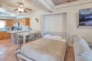 3 Story House 3BR 2BA Rooftop View with Heated Pool