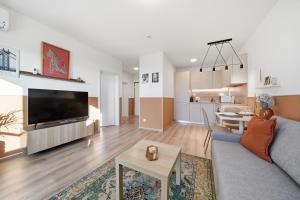 Modern Ružinov Apartment - Free Parking, D1 Access