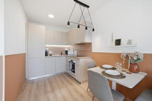 Modern Ružinov Apartment - Free Parking, D1 Access