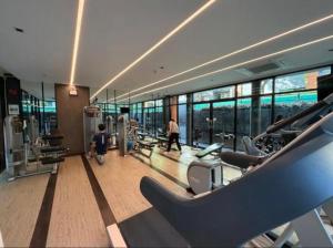 B6 studio,临近尚泰商场,安静社区,24小时安保,免费泳池,健身房,工作室,可停车,WiFi