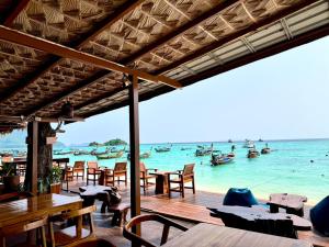 Sea To Moon Lipe