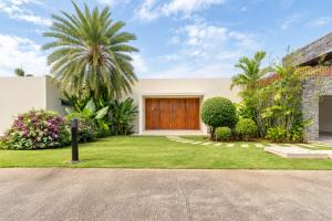 Luxurious 5BR Pool Villa Layan Hills in a Private Estate near Bangtao Beach