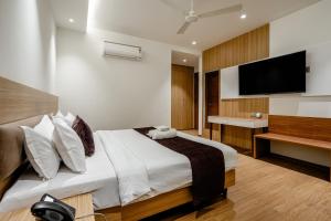 Aristo Grand Hotel with Bathtub by Aura Homes Near Sector 54 Chowk Metro Golf Course Road Gurgaon